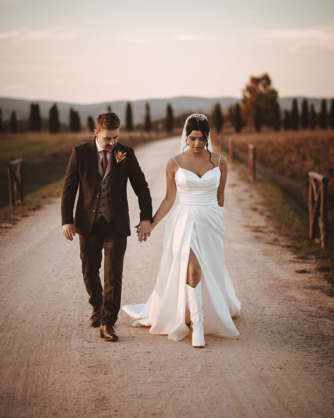 bohemian wedding dress with cowboy boots Elegant Boho Country Summer Wedding Dress V-Neck Rustic Cowgirl Boots Sleeveless Bohemian Lace Bridal Gown