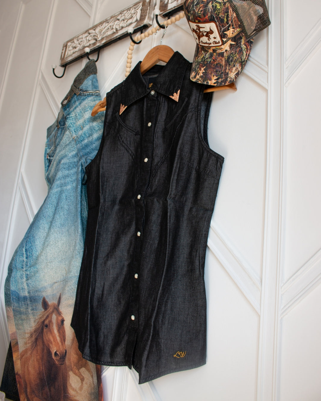 Lainey Wilson x Wrangler black sleeveless western shirt with copper collar tips