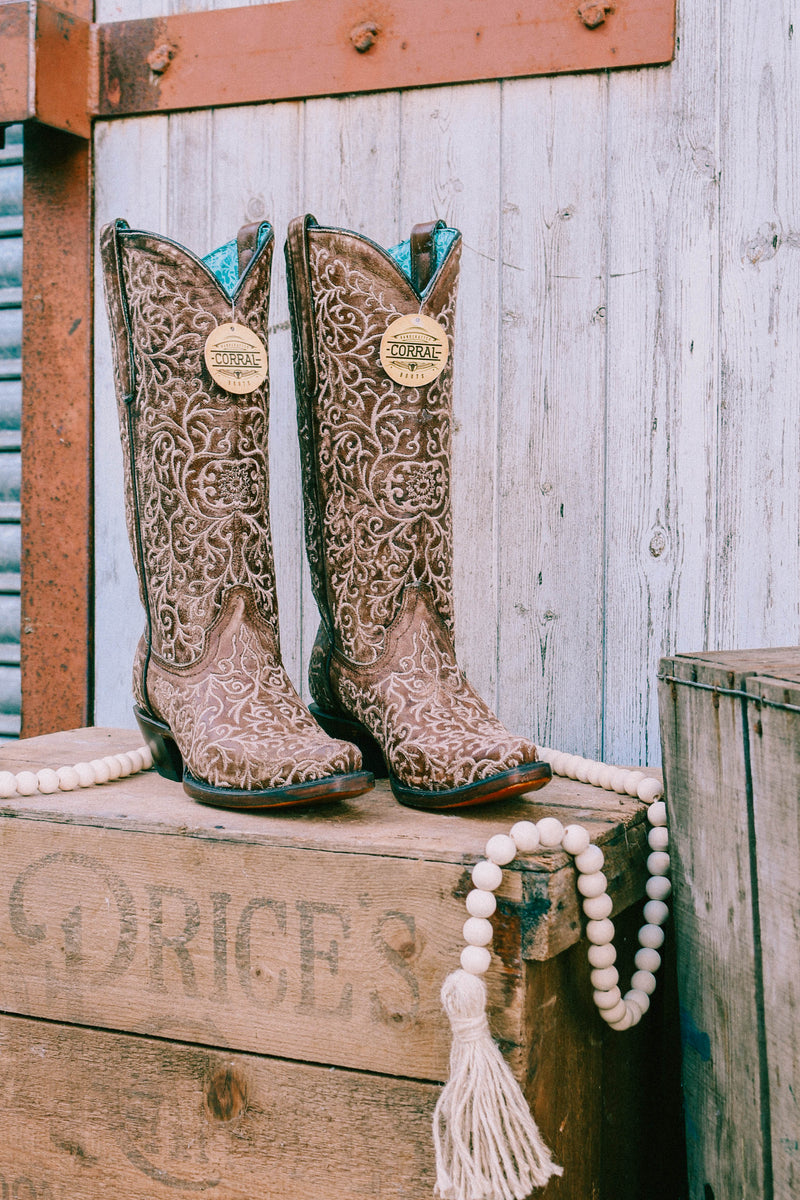 FLORAL EMBROIDERY COWBOY BOOTS 
